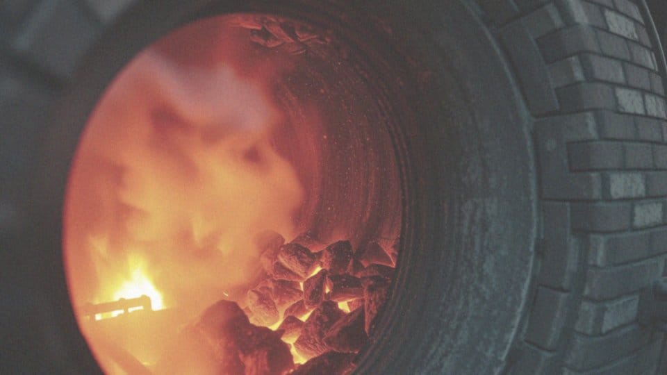 Jakie są funkcje powietrza wtórnego w procesie spalania?