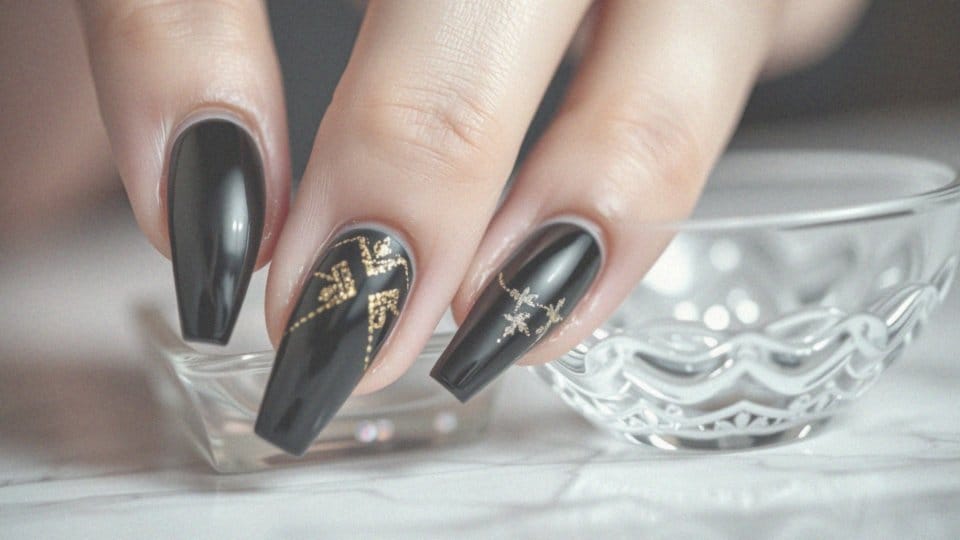 Jakie zdobienia stosować do manicure, aby dobrze wyglądało z czarną sukienką?