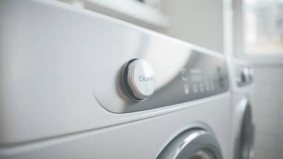 Clean+ w pralce Whirlpool – co to znaczy i jak działa?