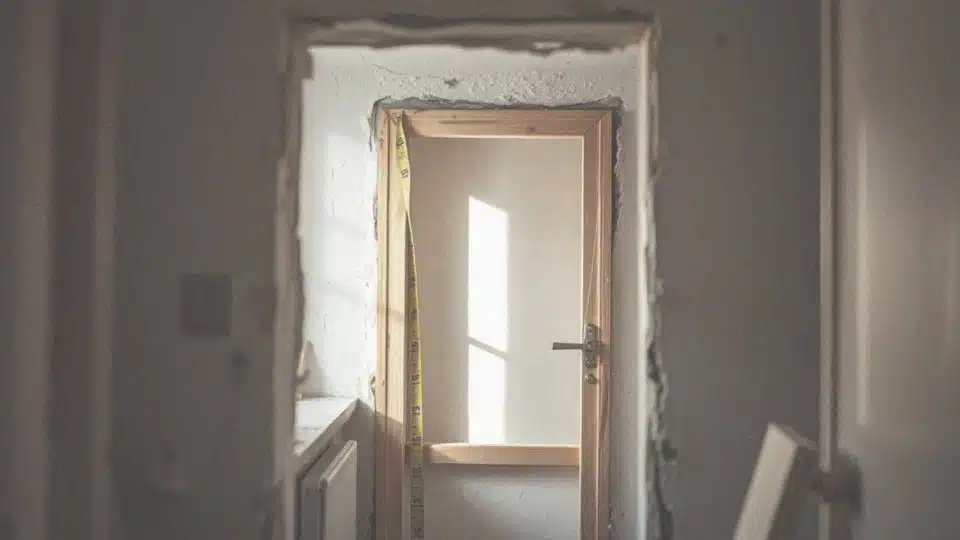 ILE KOSZTUJĄ DRZWI NA WYMIAR? Sprawdź ceny i czynniki wpływające na koszt