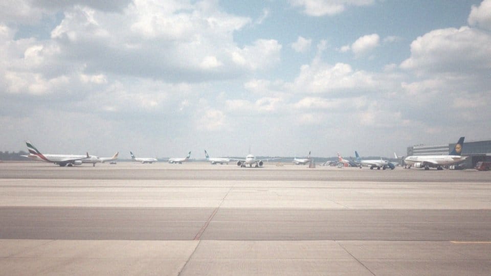 Ile samolotów dziennie ląduje na Okęciu? Kluczowe statystyki