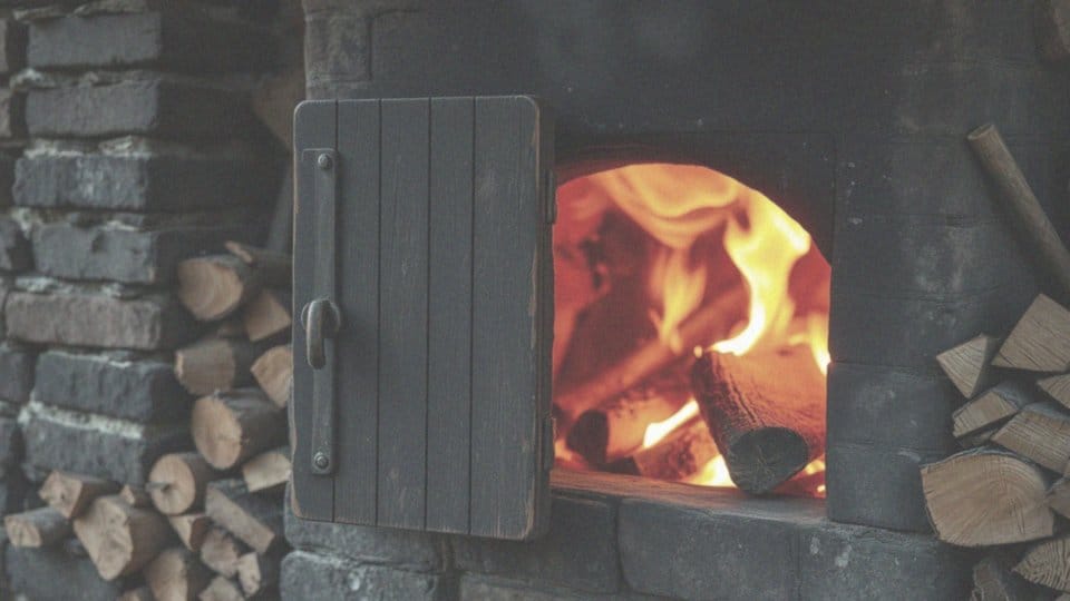 Jaka temperatura na piecu na drewno jest optymalna dla efektywności spalania?